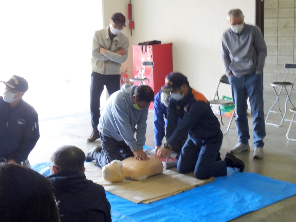 青葉消防署 による AED使用訓練の写真です。