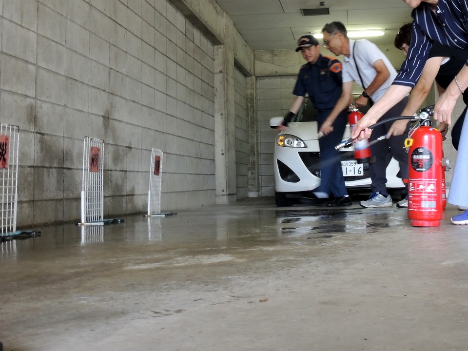 青葉消防署による消火器使用訓練の写真です。