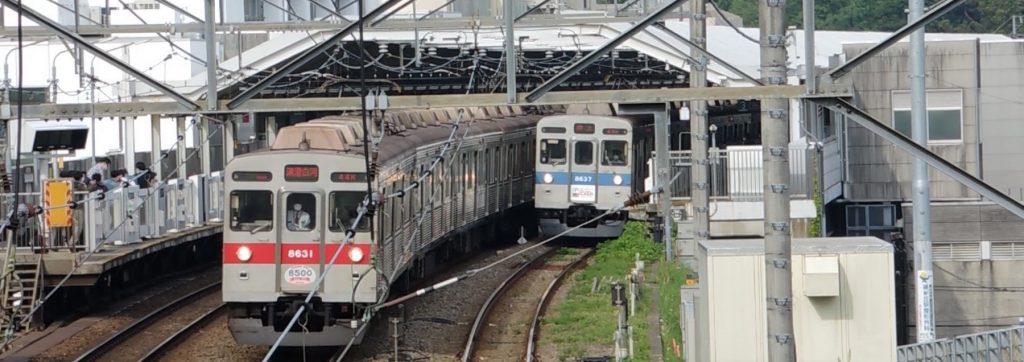 東急 藤ヶ丘駅で 8637 各駅停車 を追い越す 8631 急行 清澄白河 の写真です。