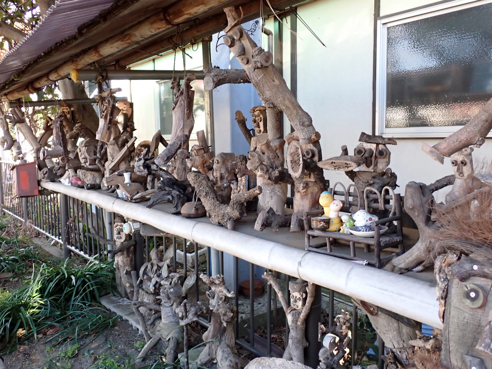 木の枝を加工した作品の写真です。